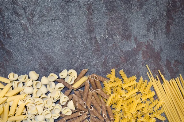 Variedades de pasta sobre pizarra —  Fotos de Stock