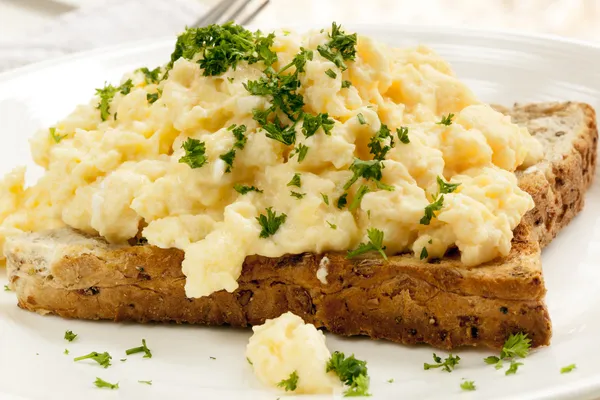 Huevos revueltos en tostadas — Foto de Stock