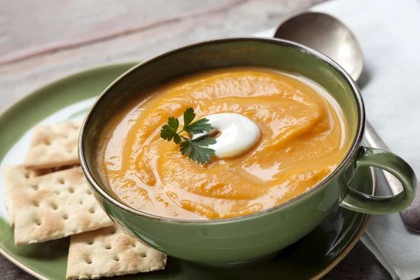 Kürbissuppe mit Crackern — Stockfoto