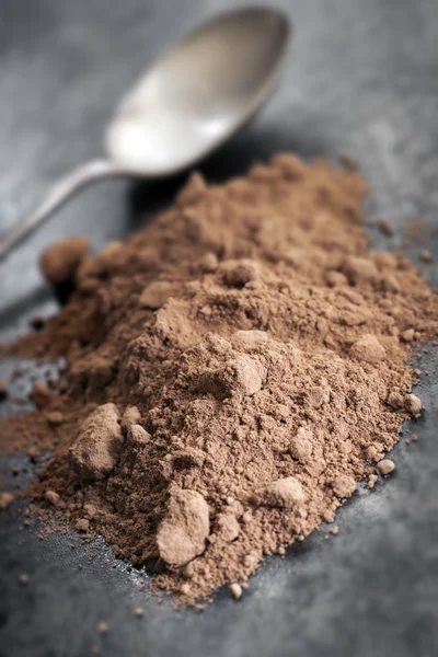 Порошок какао с ложкой — стоковое фото