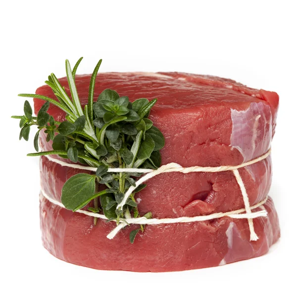 Bistecca di manzo cruda con erbe isolate — Foto Stock