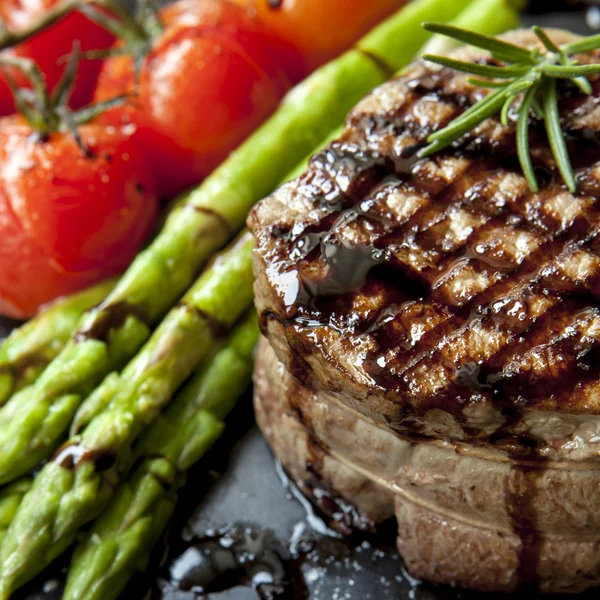 Filet Mignon with Asparagus and Cherry Tomatoes — Stock Photo, Image