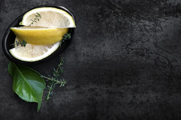 Лимоны и тимьян — стоковое фото