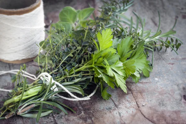 Bouquet garni čerstvé bylinky — Stock fotografie