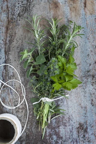 Bouquet garni friss fűszernövények — Stock Fotó