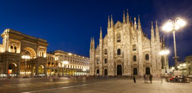 Milan Katedrali gece görünümü panorama
