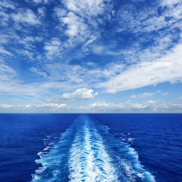 Oceaan kielzog van cruiseschip — Stockfoto