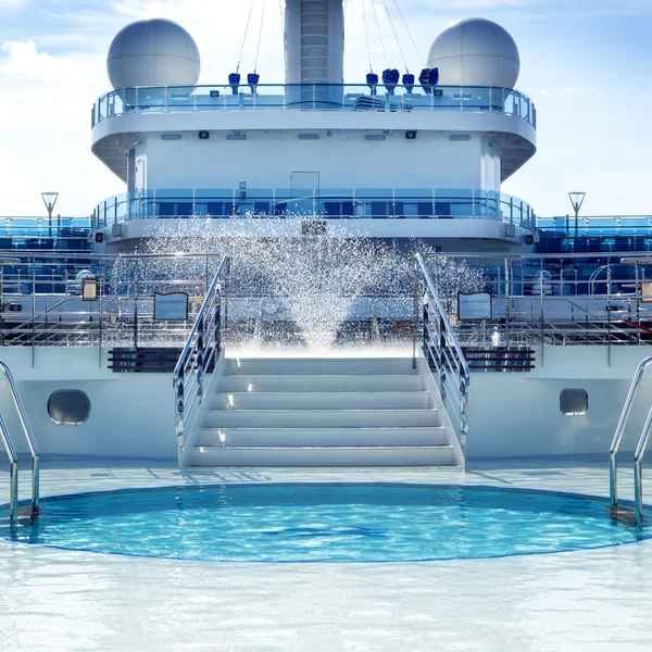 Cruise ship pooldäcket — Stockfoto