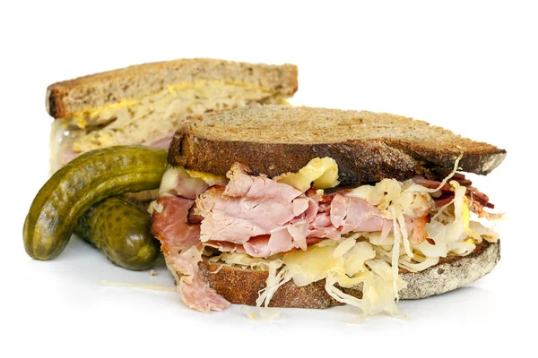 Ruben sandwich isolerad på vit — Stockfoto