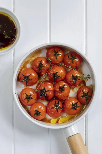Tomates Cherry Balsámicos Asados Sartén Sobre Fondo Madera Blanca Con — Foto de Stock