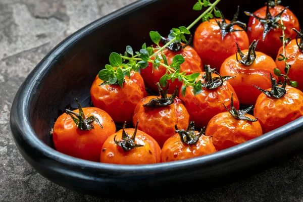 Pieczone Balsamiczne Pomidory Wiśniowe Czarnym Rustykalnym Talerzu Łupku Zwieńczona Tymiankiem — Zdjęcie stockowe