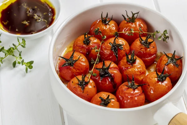 Tomates Cherry Balsámicos Asados Sartén Sobre Fondo Madera Blanca Con Fotos de stock libres de derechos