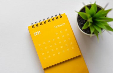 Ekim 2021 için yırtık dökümlü takvim. Her tarihi planlamak, düzenlemek ve yönetmek için bir masaüstü takvimi