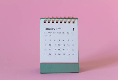 Ocak 2022 takvimi. Pembe arka planda bir masaüstü takvimi. Merhaba, yıl 2022.