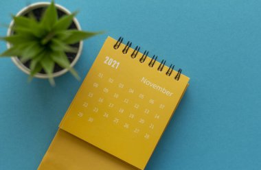 Kasım 2021 için yırtık takvim. Her datayı planlamak ve yönetmek için masaüstü takvimi