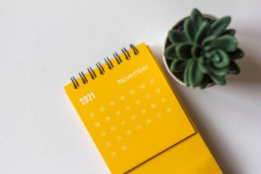 Kasım 2021 için yırtık takvim. Her tarihi planlamak ve yönetmek için masaüstü takvimi