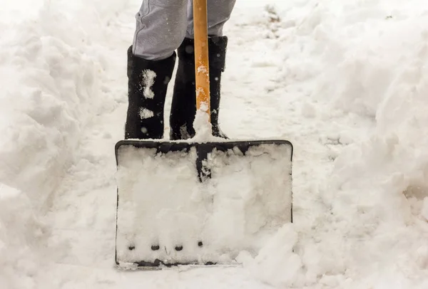 Człowiek Oczyszcza Ścieżki Podwórku Śniegu — Zdjęcie stockowe