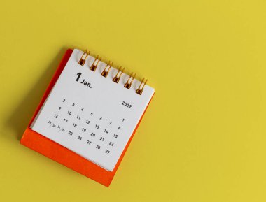 Ocak 2022 tarihli masaüstü takvimi sarı arka planda.