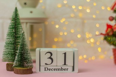 Yeni yıl. Aralık 'ın 31' i. Pembe arka planda Noel ağacı olan bir takvim. Kış zamanı.