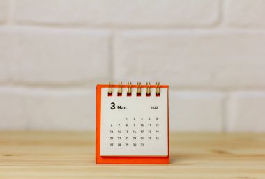 Hafif bir arkaplan üzerine Mart 2022 takvimi.