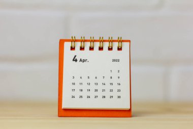 Nisan 2022 için masaüstü takvimi masada.