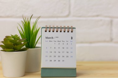 Hafif bir arkaplan üzerine Mart 2022 takvimi.