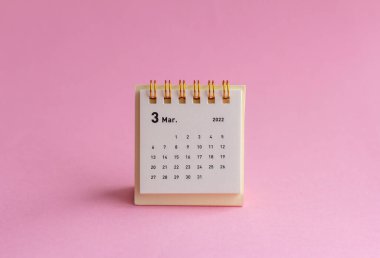 Pembe arka planda Mart 2022 takvimi