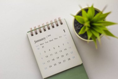 Masaüstünde Ocak 2022 için masaüstü takvimi, boşluğun bir kopyasıyla