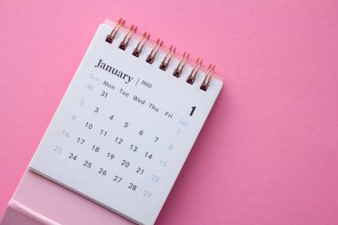 Pembe arka planda Ocak 2022 için masaüstü takvimi