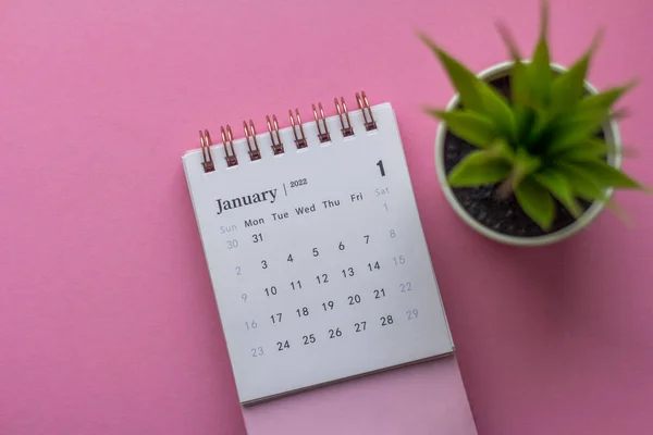 Kalender Desktop Januari 2022 Dengan Latar Belakang Merah Muda Stok Gambar
