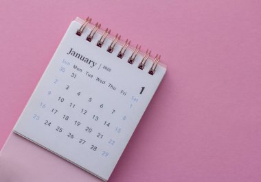 Masaüstünde Ocak 2022 için masaüstü takvimi, boşluğun bir kopyasıyla.