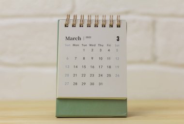 Mart 2022 için takvim masanın üzerinde, boşluğun bir kopyasıyla birlikte..