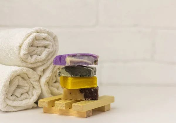 Doğal Yapımı Sabun Masadaki Doğal Malzemelerden Yapılmış Çok Renkli Sabun — Stok fotoğraf