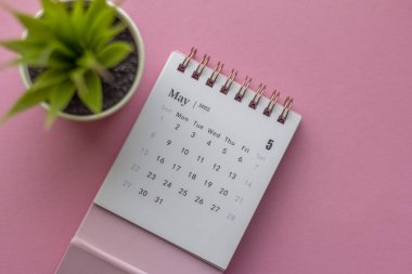 Renkli bir arkaplan üzerinde Mayıs 2022 takvimi.