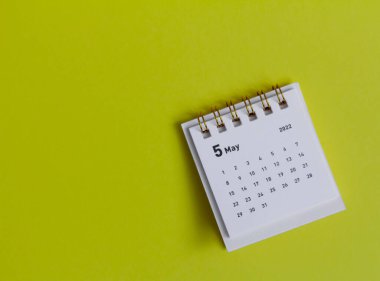 Mayıs 2022 için sarı arkaplanda masaüstü takvimi