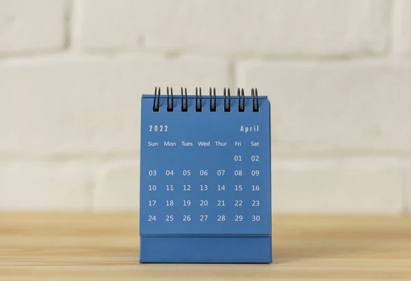 Desktop Niebieski Kalendarz Kwiecień 2022 Stole — Zdjęcie stockowe