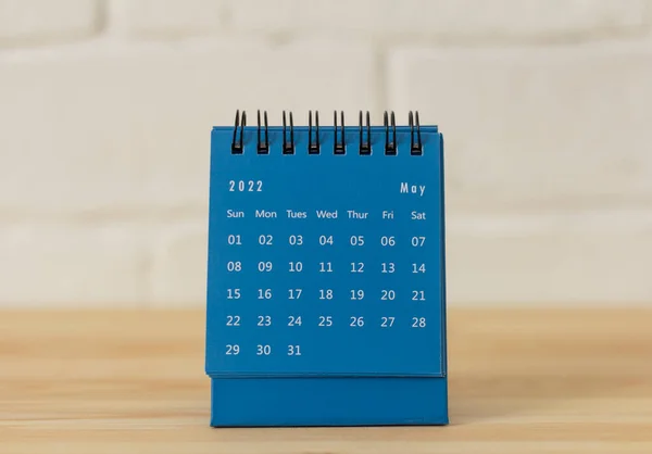 Desktop Calendario Blu Maggio 2022 Sul Tavolo Immagine Stock