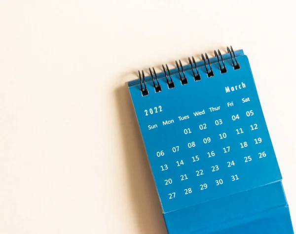 Hafif bir arkaplanda Mart 2022 için masaüstü takvimi