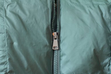 Yeşil ceket plastik bir fermuarla bağlanmış, yakın plan..