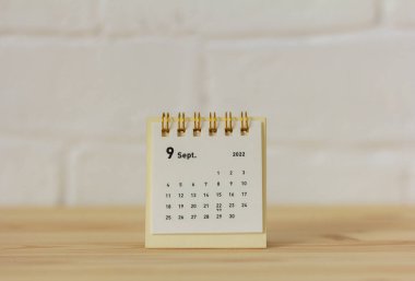Eylül 2022 için yırtık takvim. Her tarihi planlamak ve yönetmek için masaüstü takvimi.