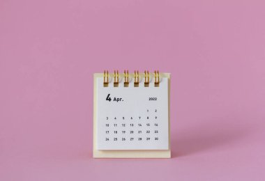 Pembe arka planda Nisan 2022 için masaüstü takvimi.