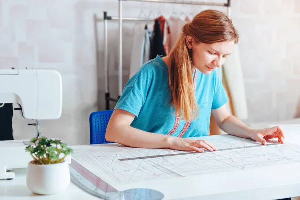 Una Sastre Hace Patrón Joven Diseñadora Moda Sonriente Trabajando Sobre —  Fotos de Stock