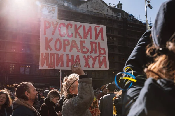 Hollanda, Amsterdam, 27.02.2022 Ukrayna 'da savaşa karşı bir gösteri. Rusya 'nın Ukrayna' yı işgaline karşı protesto. Savaş karşıtı şarkılar, pankartlar, pankartlar, Ukrayna bayrağı