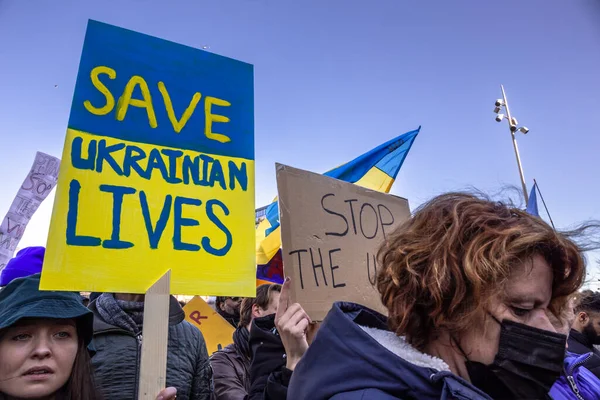 Hollanda, Amsterdam, 27.02.2022 Ukrayna 'da savaşa karşı bir gösteri. Rusya 'nın Ukrayna' yı işgaline karşı protesto. Savaş karşıtı şarkılar, pankartlar, pankartlar, Ukrayna bayrağı