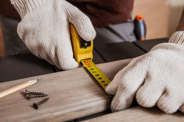 Carpintero Mide Longitud Tablones Madera Maderas Mediante Cinta Métrica Regla — Foto de Stock