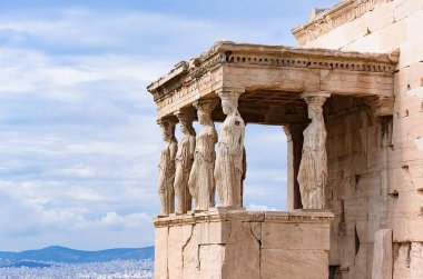 Yunanistan 'ın başkenti Atina' daki Caryatid Verandası 'nın ayrıntıları. Antik Erechtheion veya Erechtheum tapınağı. Akropolis Tepesi 'nin dünyaca ünlü simgesi.