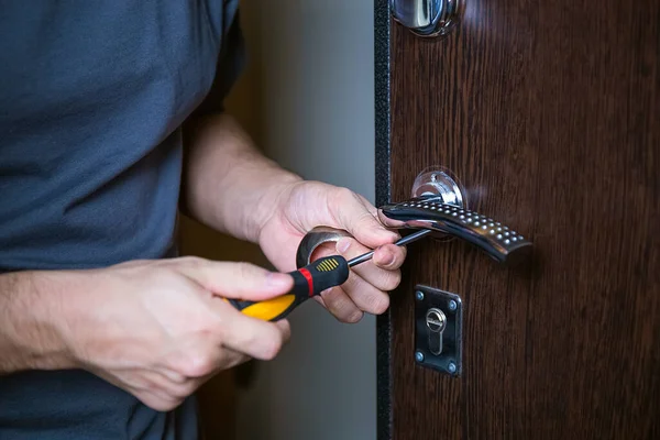 Locksmith Replacing Door Lock New Losing Keys Robbery Protection Safety — Stock Photo, Image