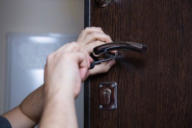 Anahtarları kaybettikten sonra çilingir kapı kilidini yenisine çeviriyor. Soygun koruması, güvenlik iyileştirmesi. Tamirci ya da işçi kapı kilidini değiştiriyor ya da onarıyor