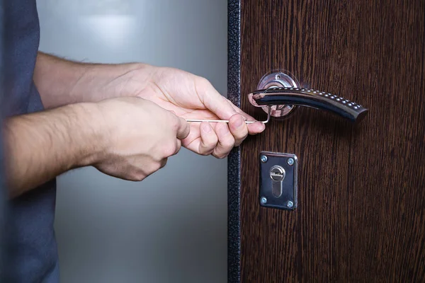 Locksmith Replacing Door Lock New Losing Keys Robbery Protection Safety — Stock Photo, Image