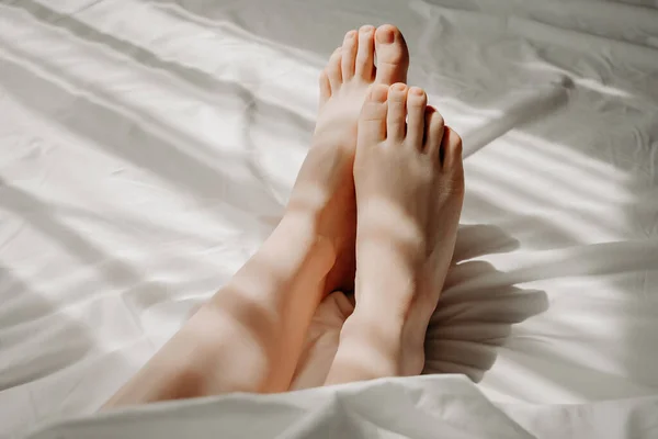 Woman Lying Bare Feet Bed Sleeping White Cosy Comfortable Bedclothes — Foto de Stock